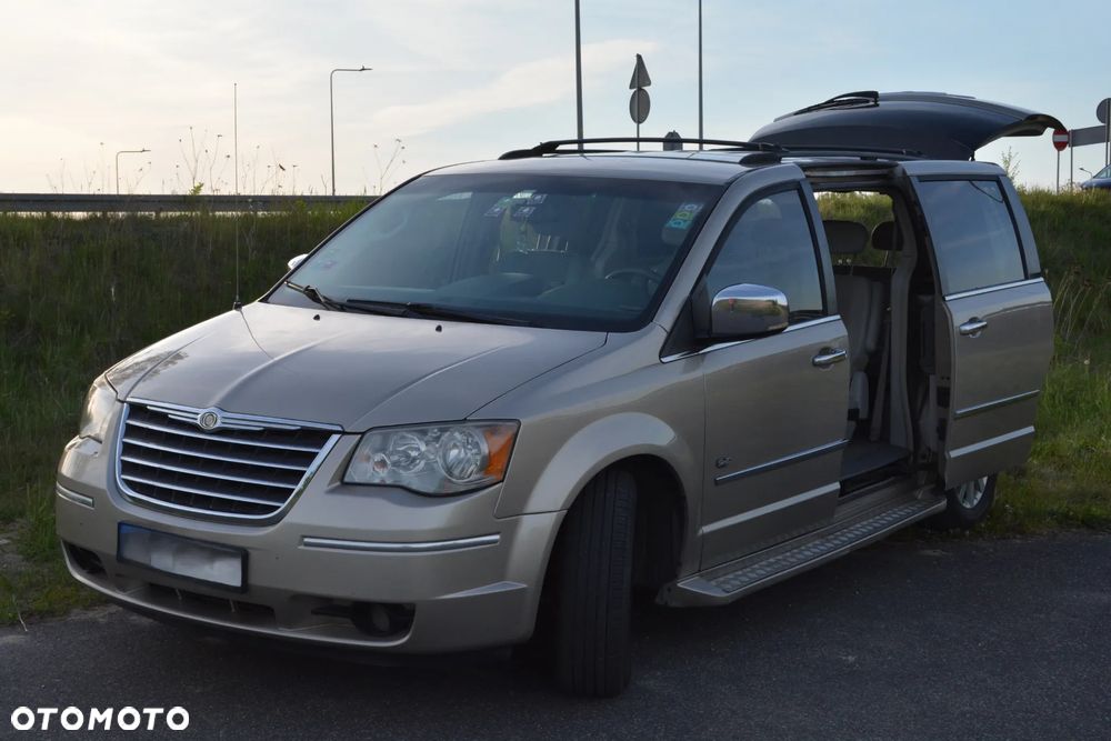 Chrysler Town & Country - 25