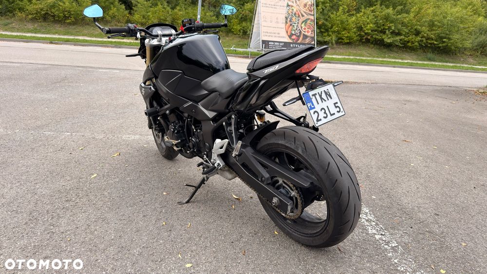 Suzuki GSR - 6