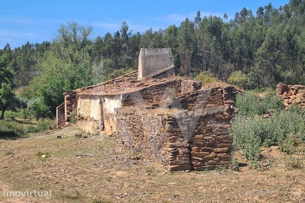 Herdade de 154 ha com ruína habitacional em Cubeiros de Cima, Relíquia