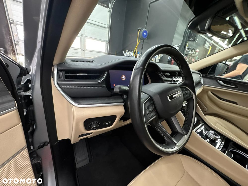 Jeep Grand Cherokee - 21