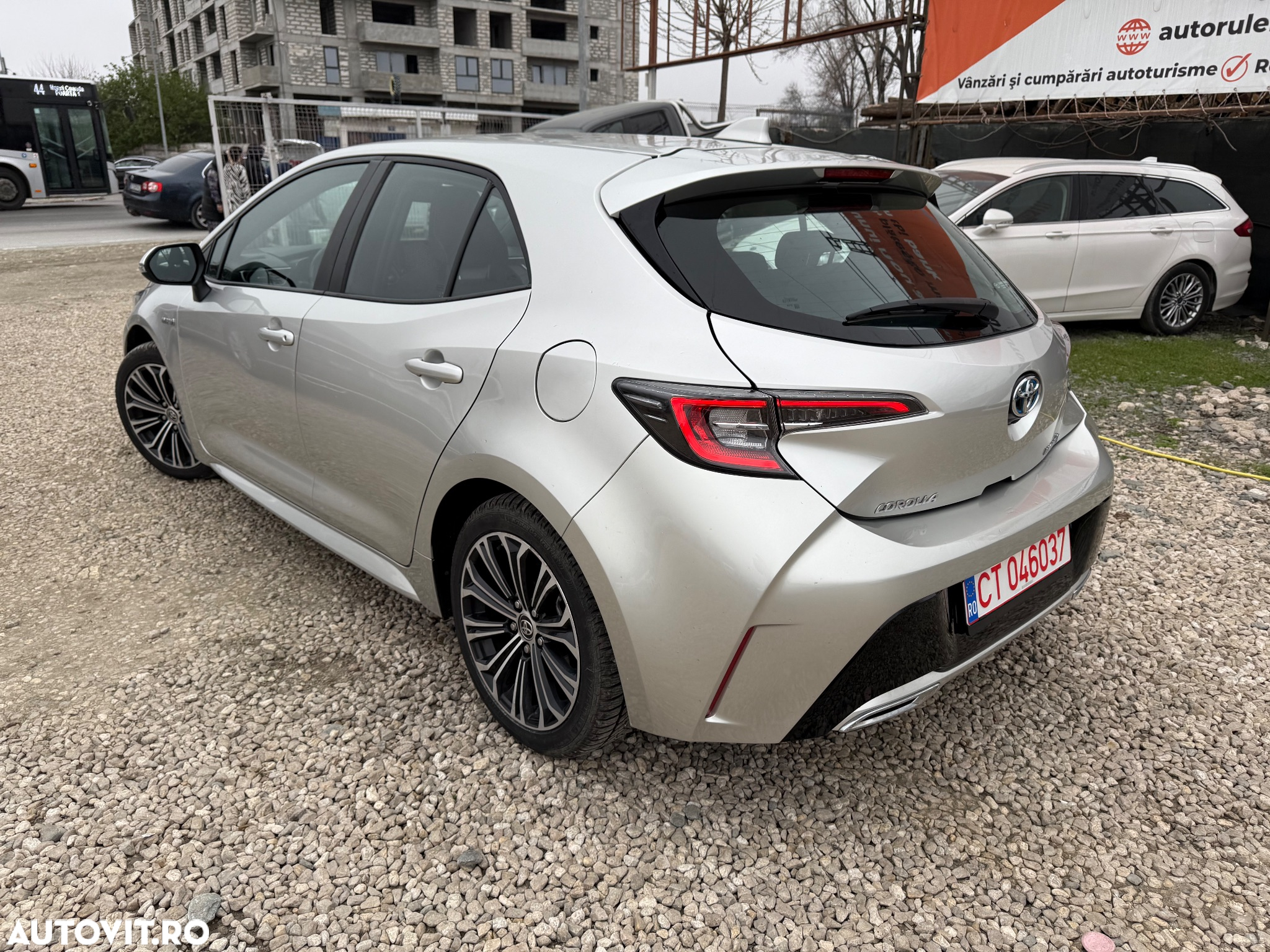 Toyota Corolla 2.0 Hybrid Lounge - 3