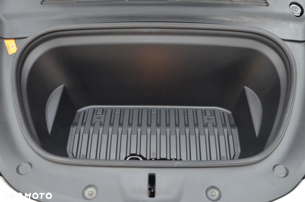 Tesla Model Y Long Range AWD - 23
