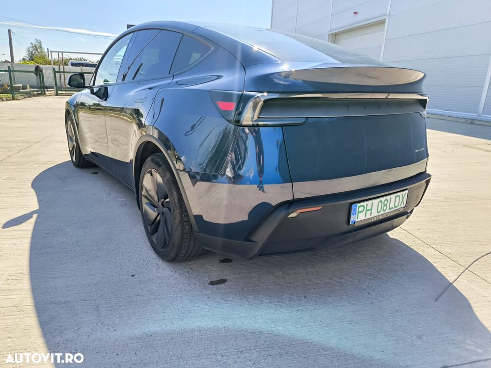 Tesla Model Y - 4
