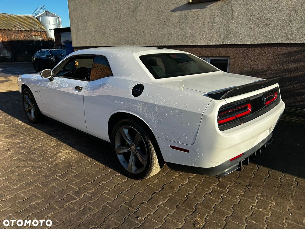 Dodge Challenger - 8