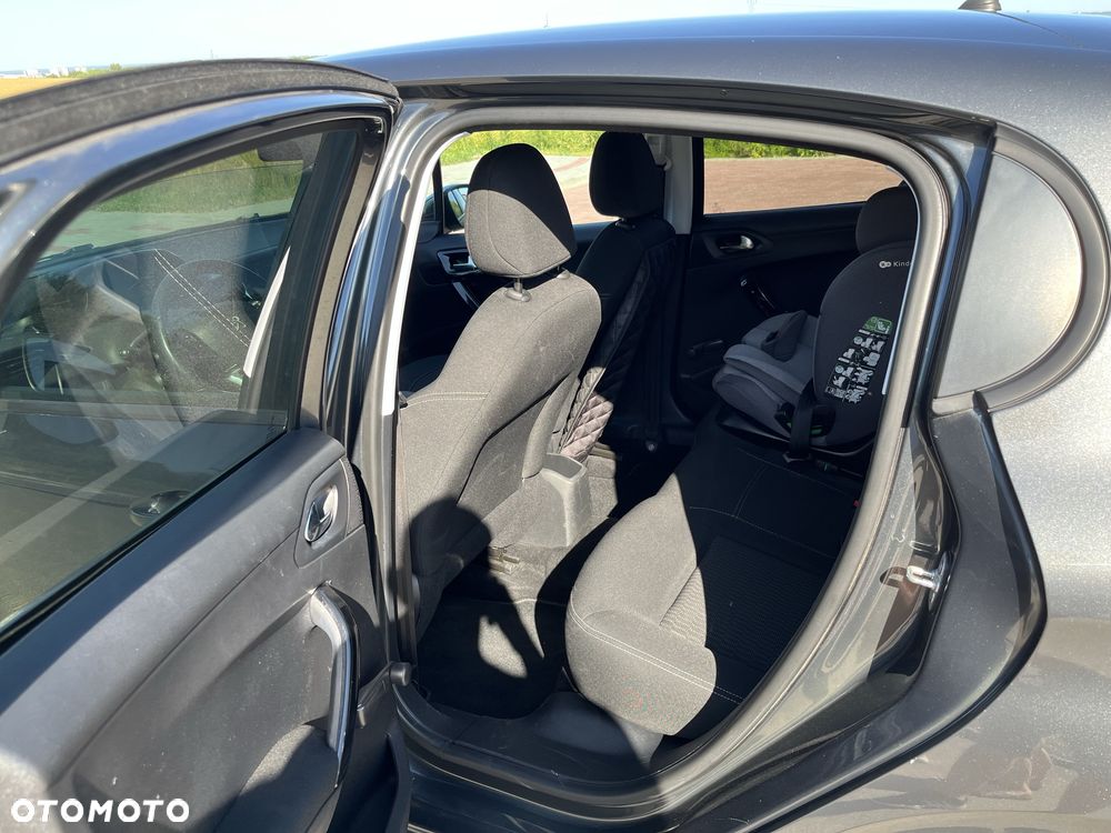 Peugeot 208 - 8
