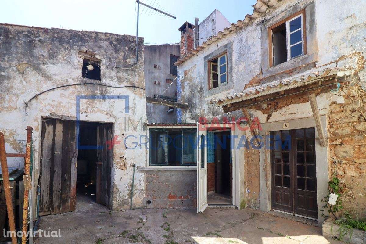 Moradia T2+1 e arrecadação para recuperar em A-da-Gorda - Óbidos - Grande imagem: 2/30