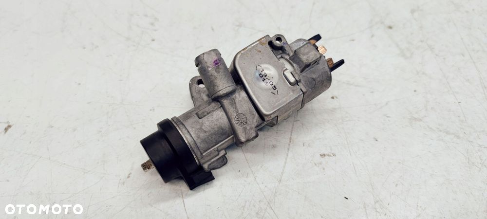 STACYJKA Z KLUCZYKIEM AUDI A4 B7 AUTOM 4B0905851M - 4