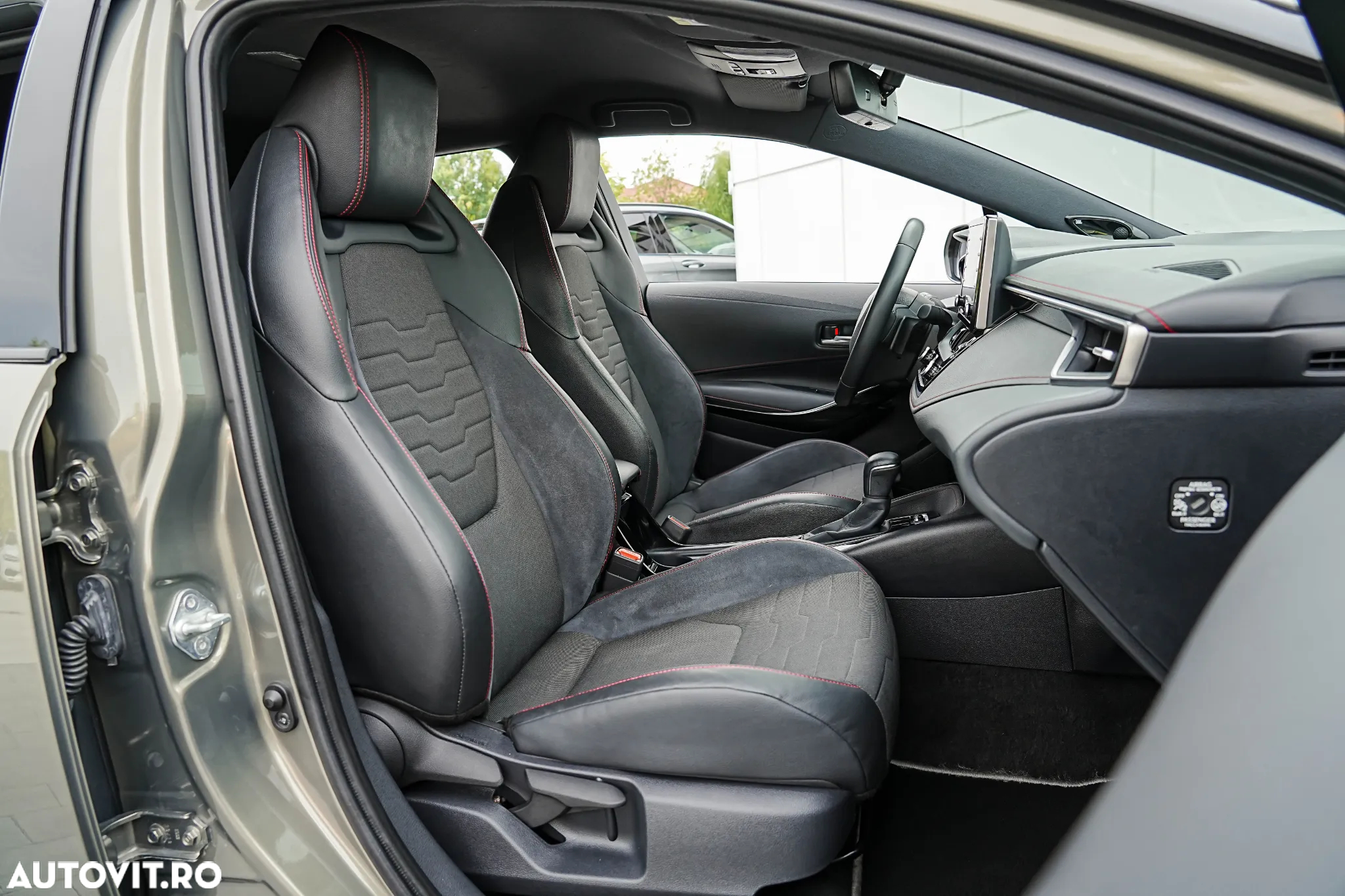 Toyota Corolla 2.0 HSD Exclusive Plus GR Sport Bi-Tone - 16