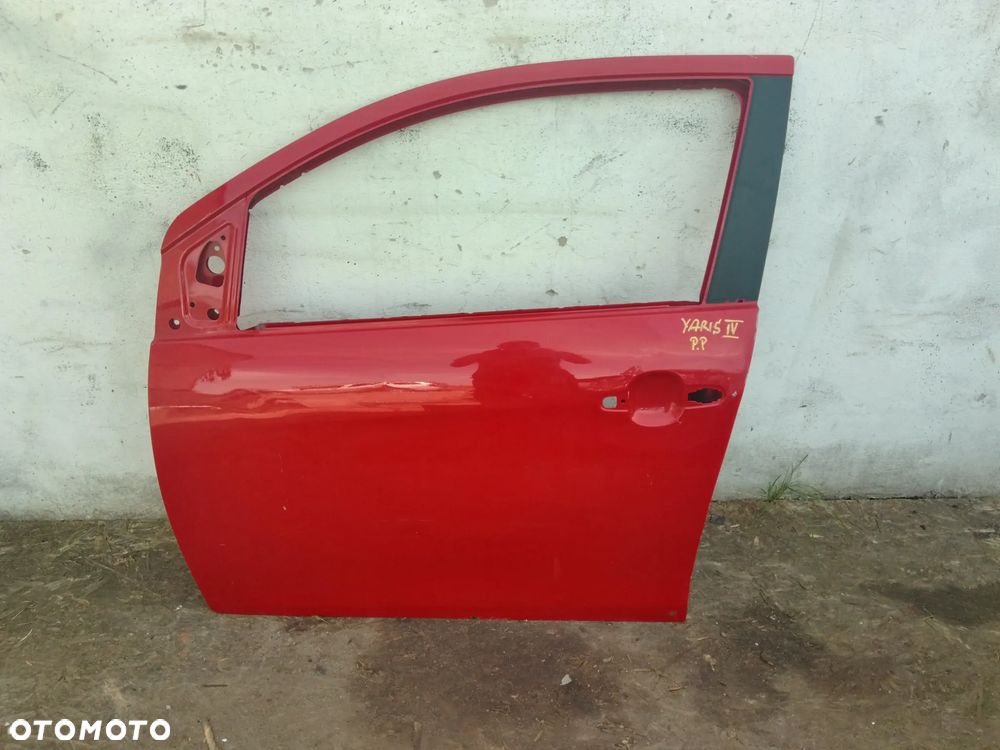 TOYOTA YARIS IV DRZWI LEWE PRZÓD PRZEDNIE