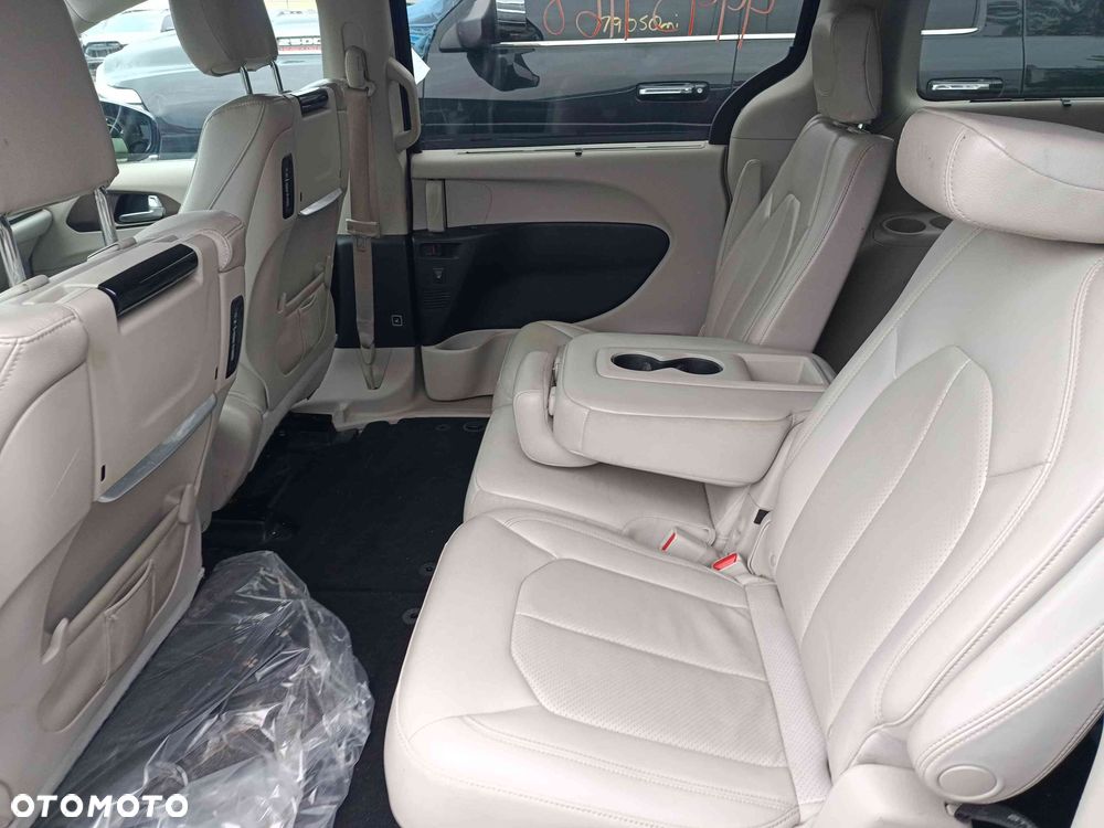 Chrysler Pacifica - 36