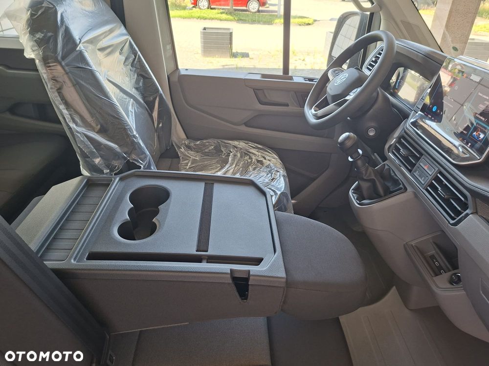 Volkswagen Crafter 35 Furgon, BRYGADÓWKA 7 osobowa, z wysokim dachem silnik: 2,0 l EURO VI SCR 140 KM / skrzynia biegów: Przedni napęd manualna 6-biegowa rozstaw osi: 4490 mm - 19