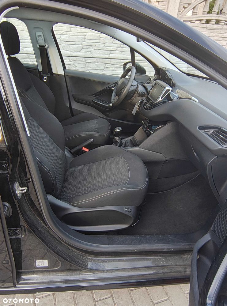 Peugeot 208 - 5
