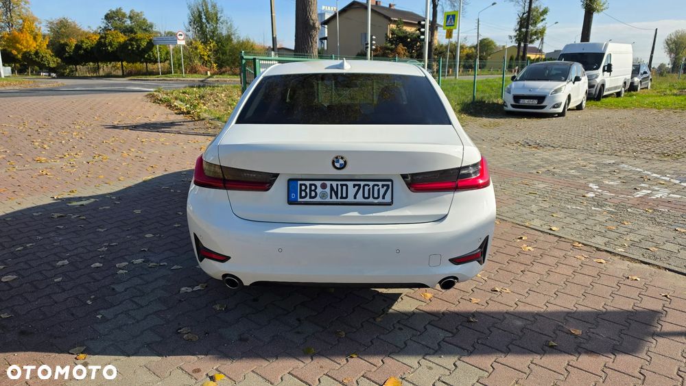BMW Seria 3 318d Sport Line - 33