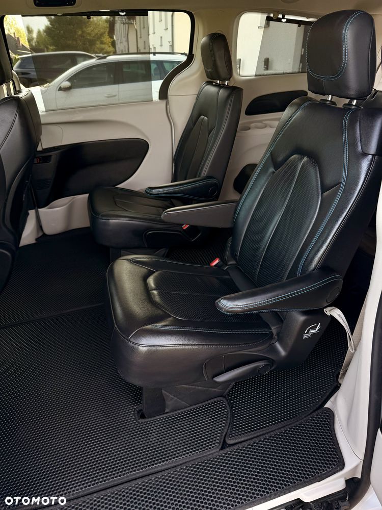 Chrysler Pacifica - 17