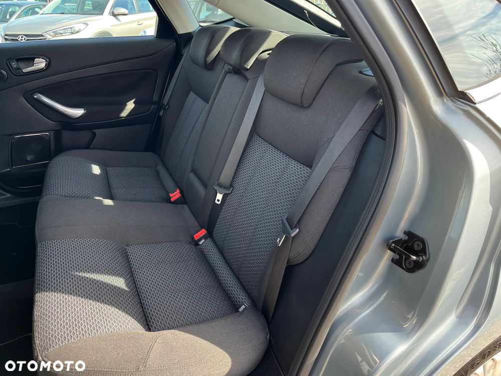 Ford Mondeo 2.0 Ghia - 26