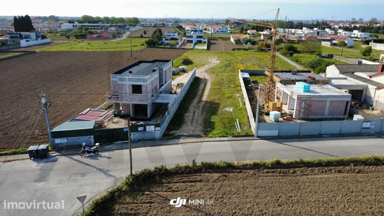 A sua casa de sonho começa aqui: Terreno com Projeto Aprovado às porta - Grande imagem: 2/16