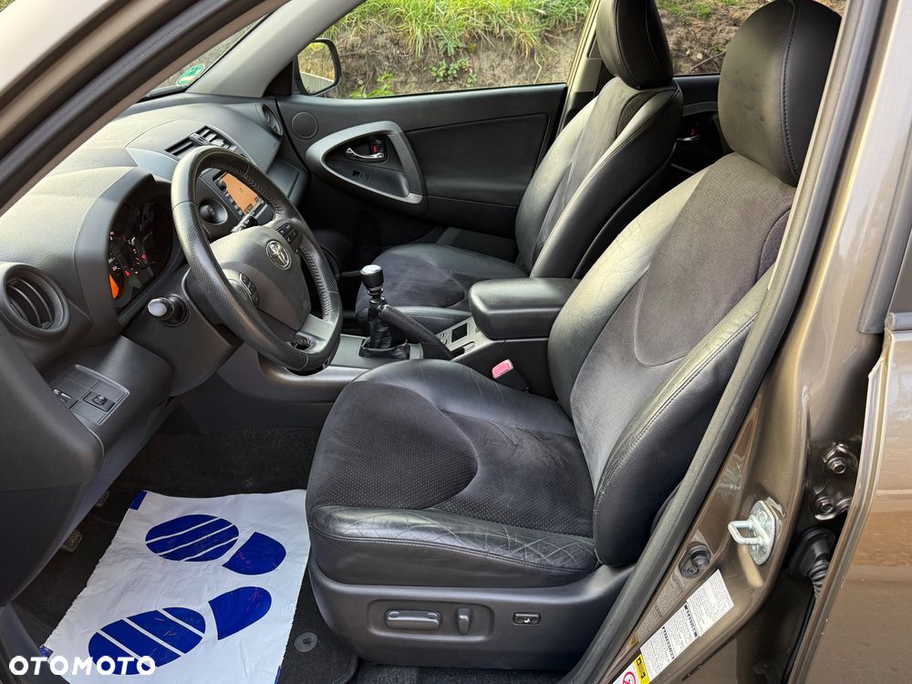 Toyota RAV4 10-13 - 20