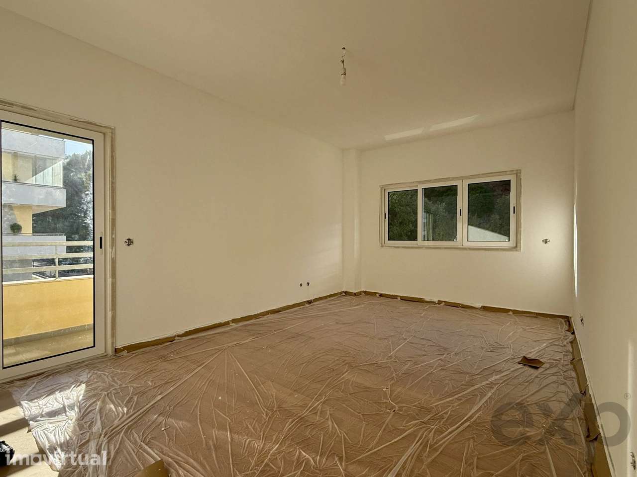 Apartamento moderno T2 com varanda e estacionamento em Setúbal - Grande imagem: 2/13