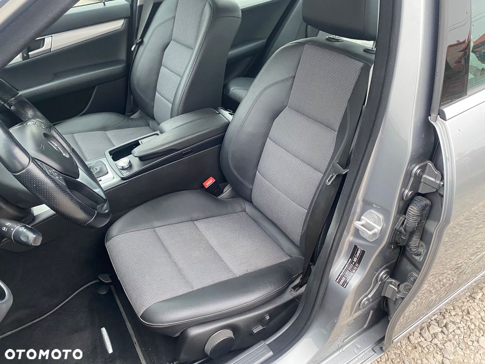 Mercedes-Benz Klasa C 180 CGI Automatik BlueEFFICIENCY Avantgarde - 24