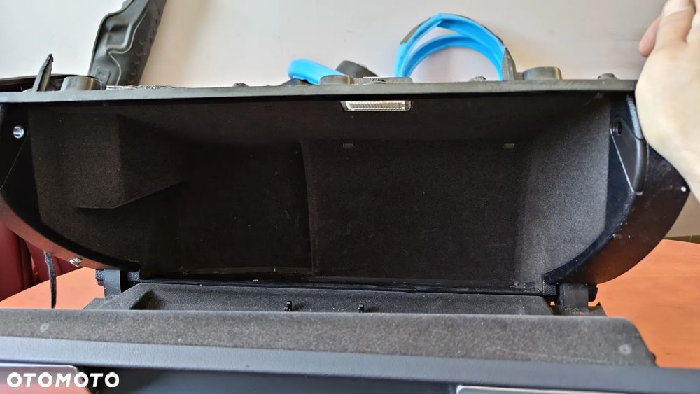 SCHOWEK GŁÓWNY PASAŻERA Audi A3 8P 8P1857035G 4D9 - 2