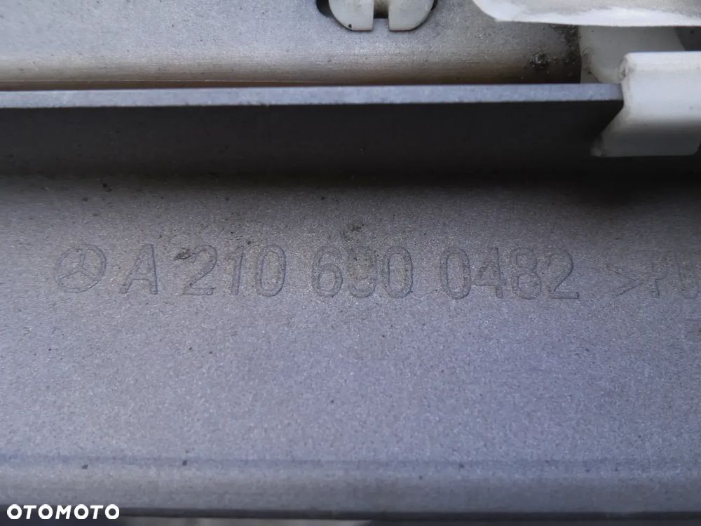 MERCEDES W210 E KLASA LISTWA DRZWI PRAWY PRZÓD A2106900482 - 3