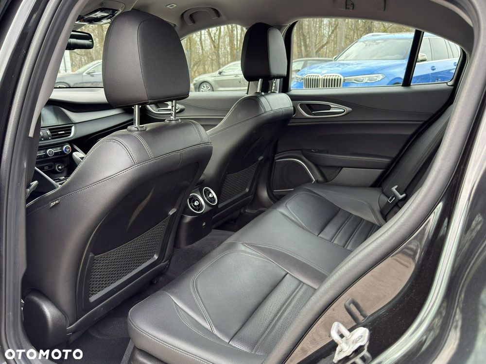 Alfa Romeo Giulia - 16