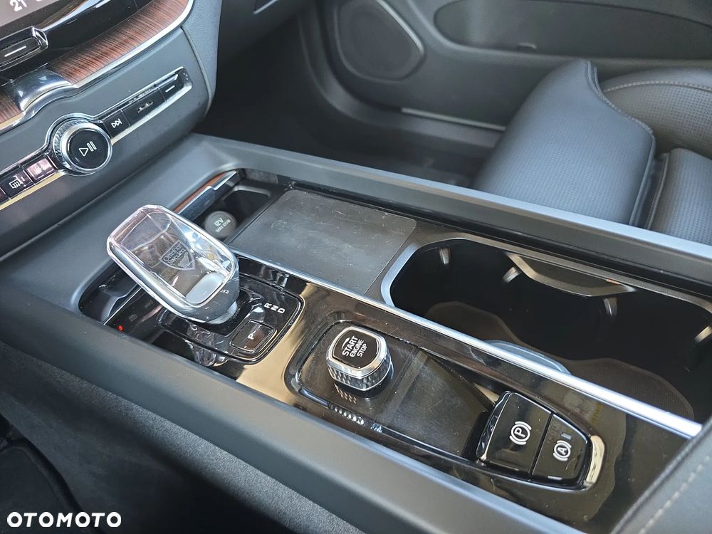 Volvo XC 60 B4 D AWD Plus Dark - 20