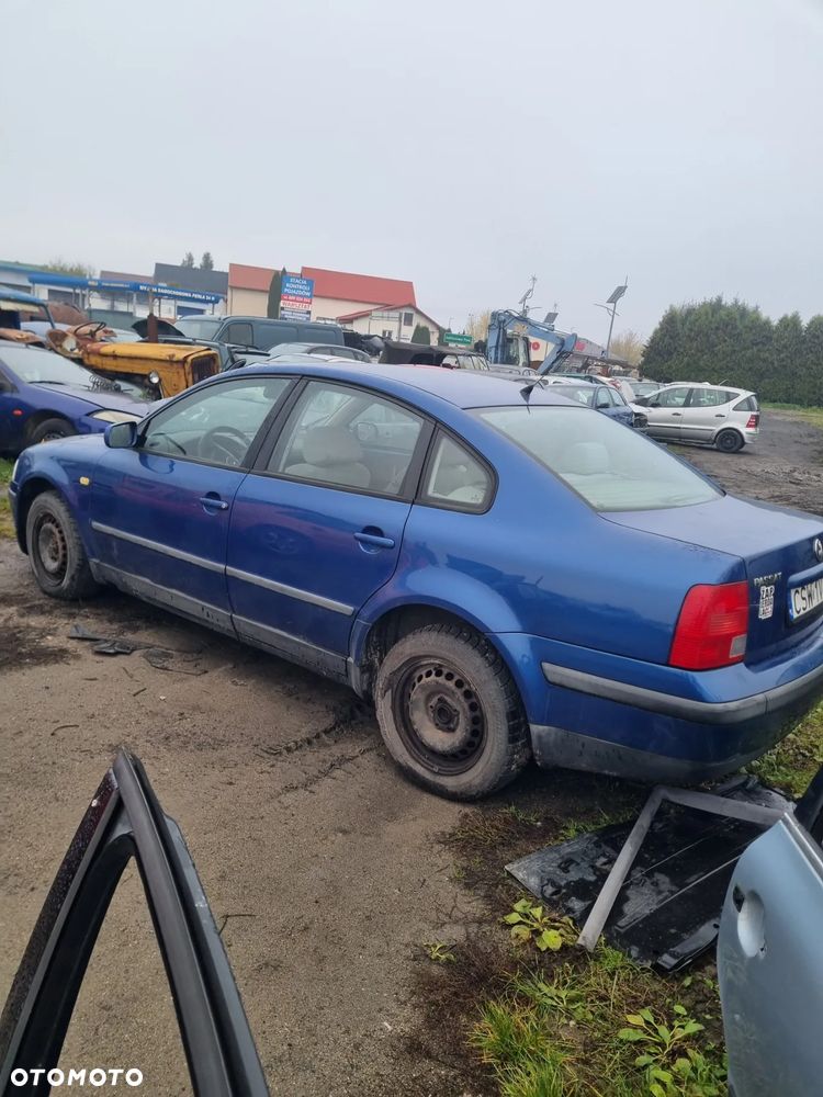 VW Passat b5 sedan przedlift 1.6 8v ANA lakier LR5V na części - 1