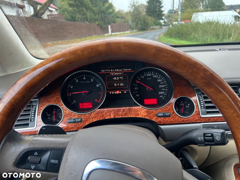Audi A8 4.2 L Quattro - 12
