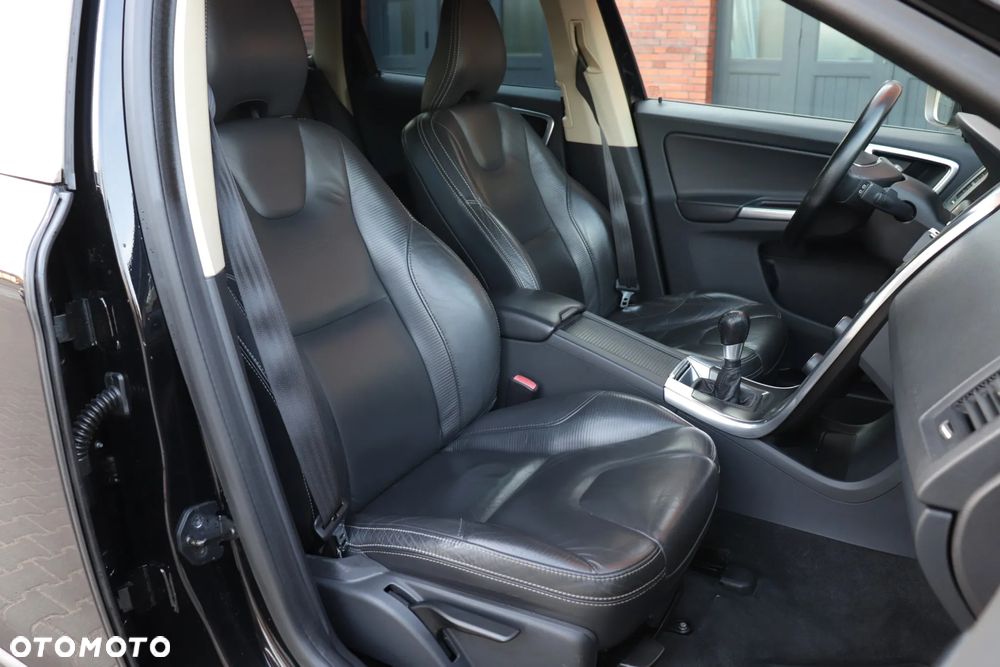 Volvo XC 60 D4 RDesign - 32