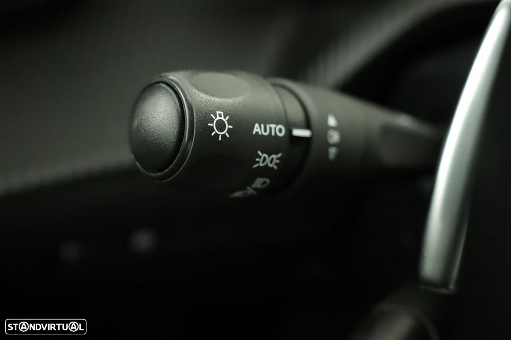 Peugeot 2008 1.2 PureTech Allure EAT8 - 17