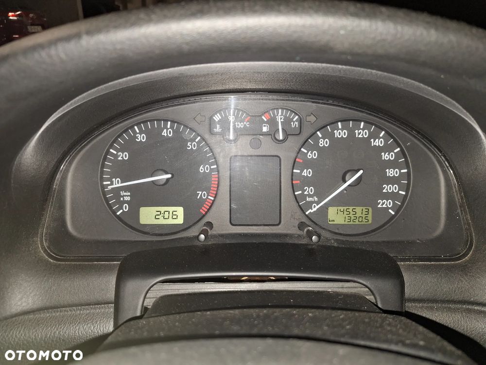 Volkswagen Passat 1.6 CL - 12