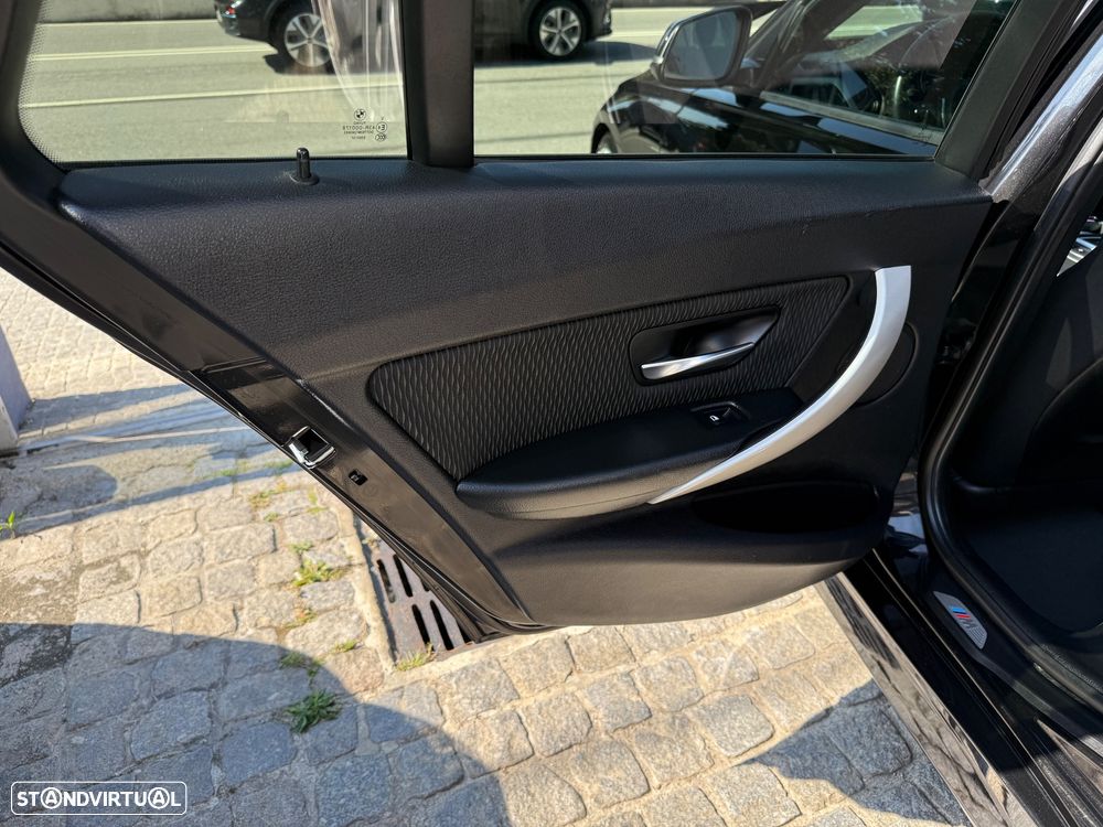BMW 320 d DPF Touring Aut. Edition Sport - 36