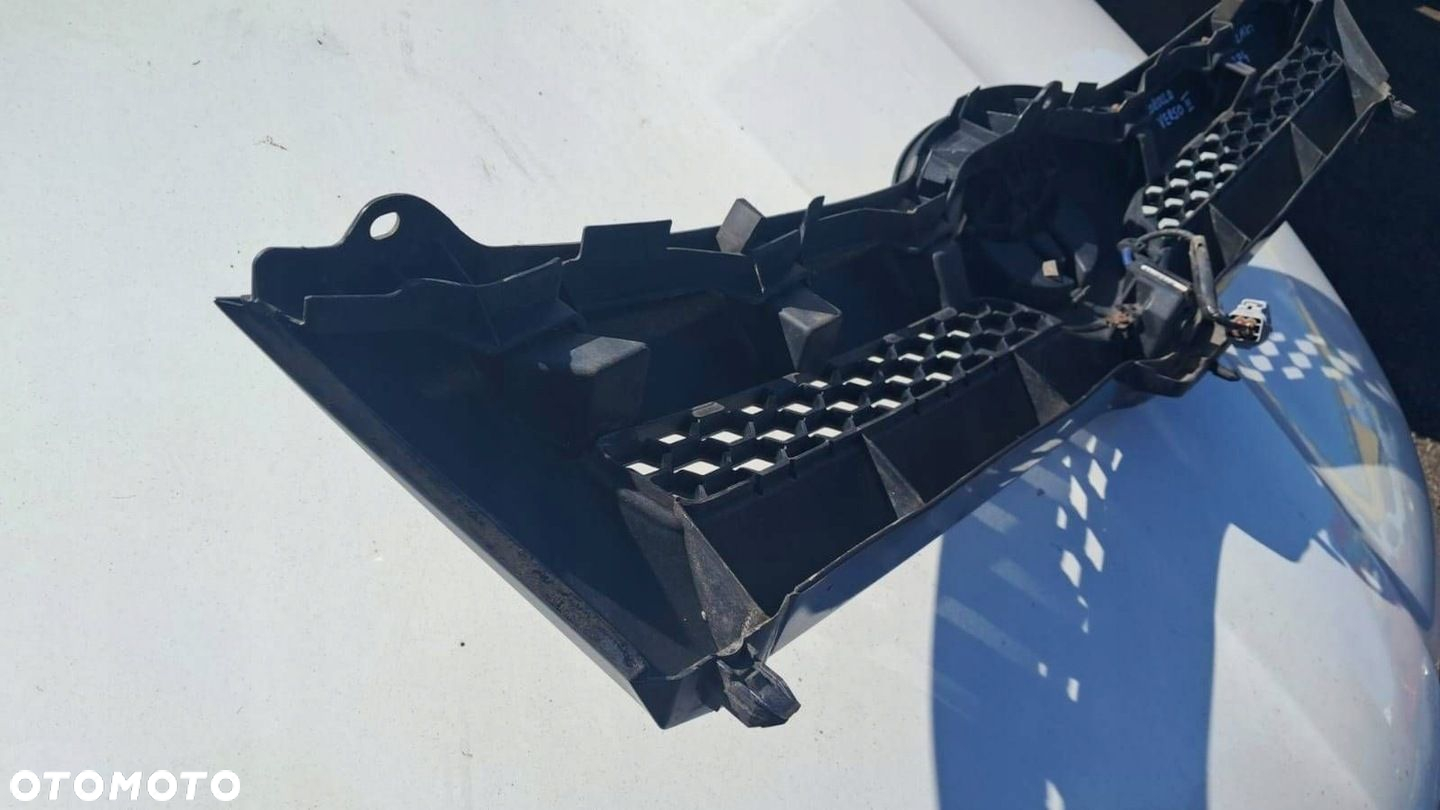 GRILL ATRAPA ZDERZAKA Z KAMERĄ TOYOTA COROLLA VERSO II 04R KOD LAK. 8P4 - 3