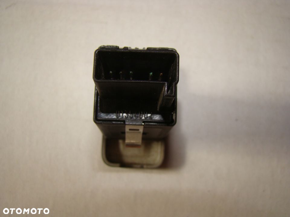 WŁĄCZNIK PRZYCISK KLAPY ELEKTRYCZNEJ OPEL VECTRA C KOMBI  wiązka wtyczka - 7