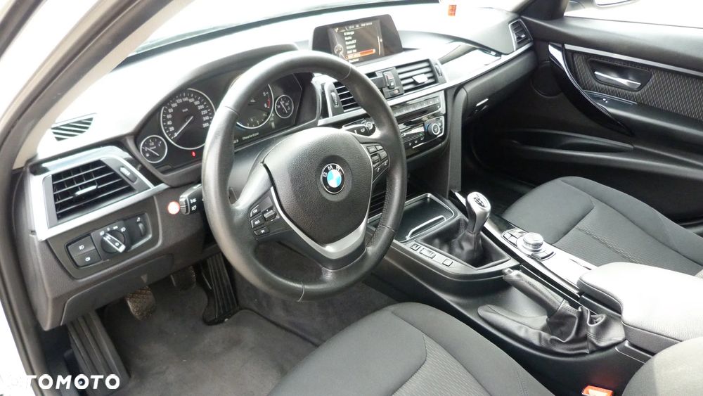 BMW Seria 3 318d Touring Sport Line - 14