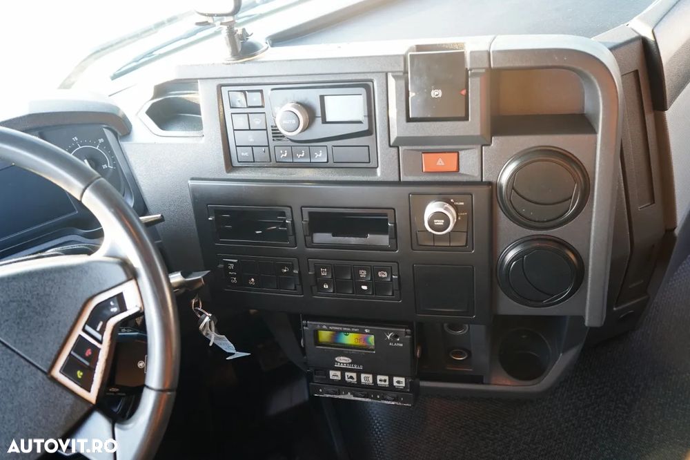 Renault T 430 / 6x2 / REFRIGERAT -9 M / UNITATE CARRIER SUPRA 1250 / platformă elevatoare / oblon rulant / punte de ridicare / direcție - 31