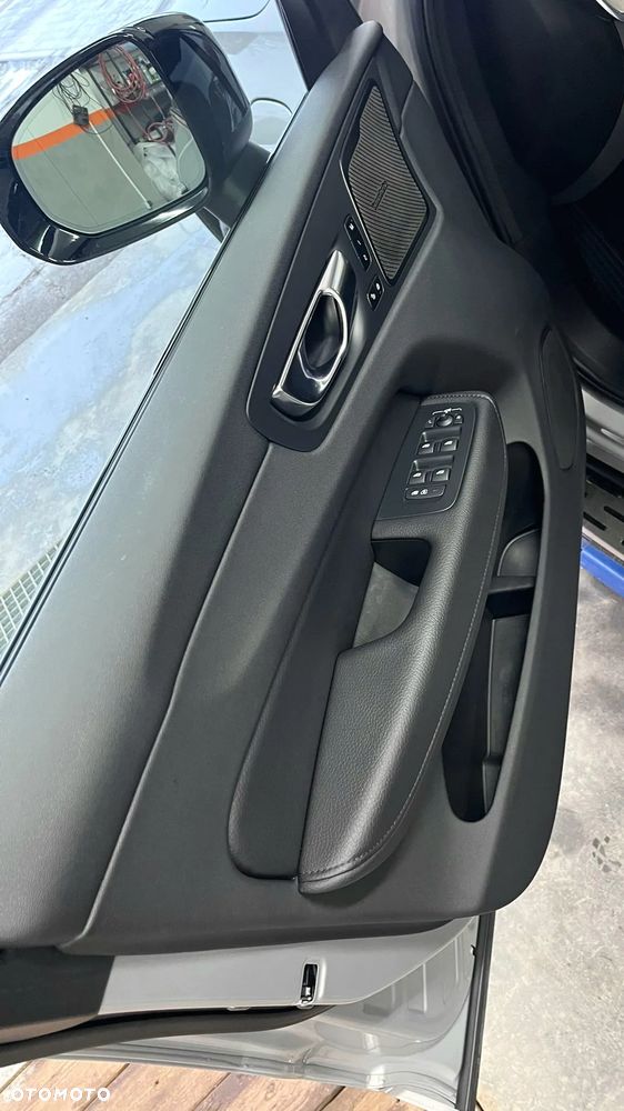 Volvo XC 60 T6 Plug-In Hybrid AWD Plus Black Edition - 24