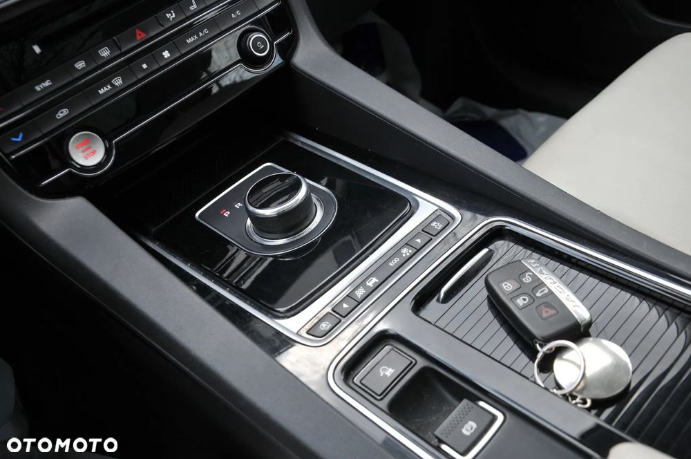 Jaguar F-Pace 2.0 i4D AWD Chequered Flag - 18