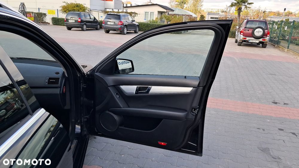 Mercedes-Benz Klasa C 180 T BlueEFFICIENCY 7G-TRONIC Elegance - 13