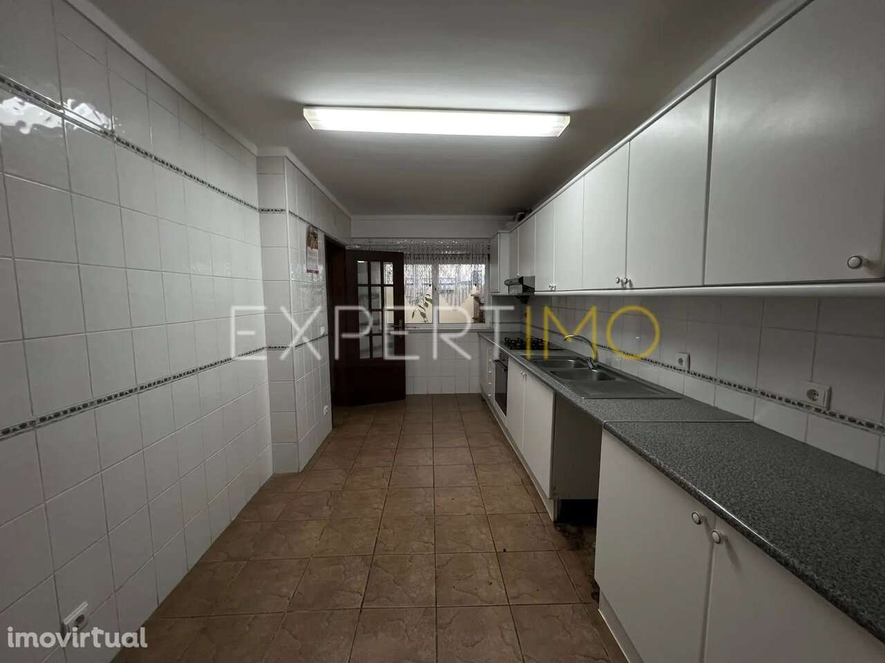 Moradia T4 com garagem, churrasqueira e sotão no centro da Mealhada - Grande imagem: 5/25