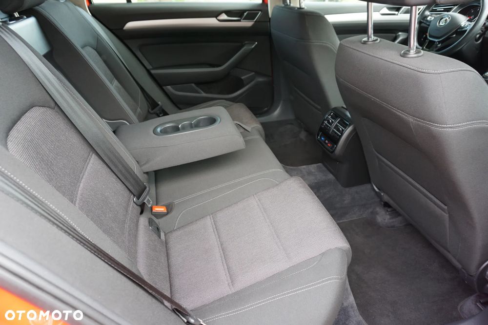Volkswagen Passat 2.0 TDI BMT Trendline - 16