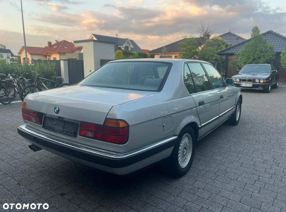 BMW Seria 7 740i V8 - 12