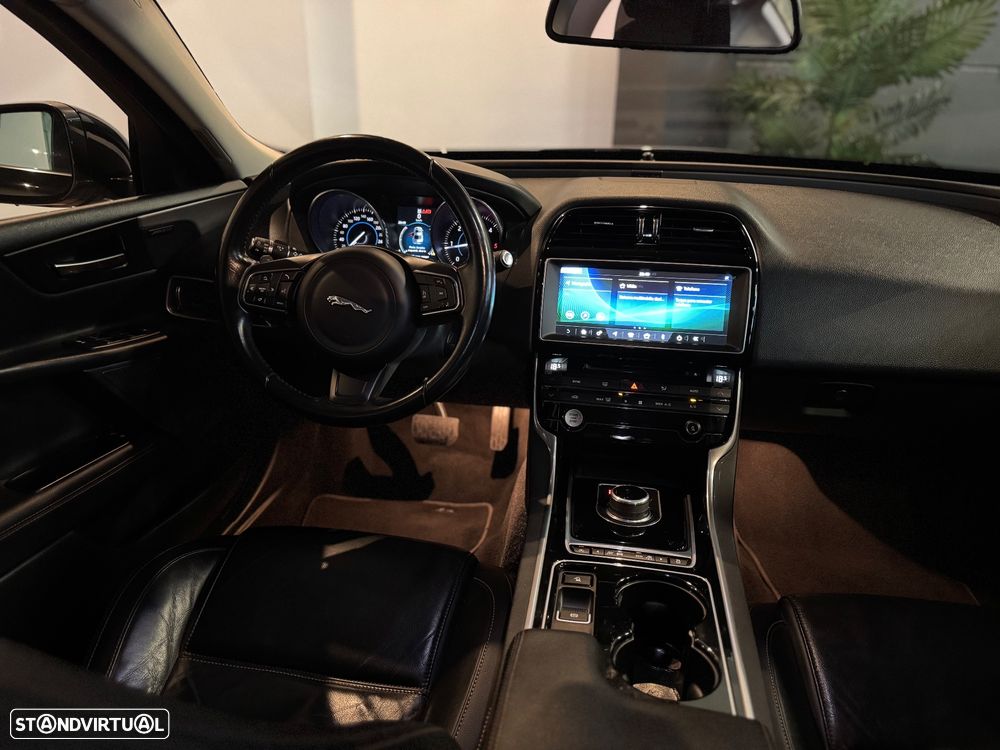 Jaguar XE 2.0 D R-Dynamic HSE - 31