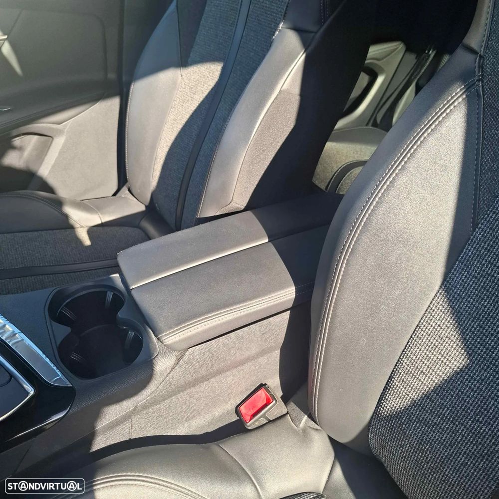 Peugeot 3008 1.5 BlueHDi Allure Pack — fotografia 40