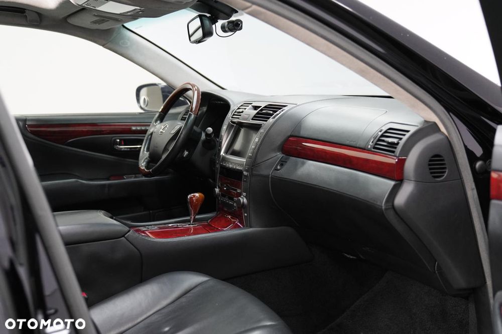 Lexus LS - 18