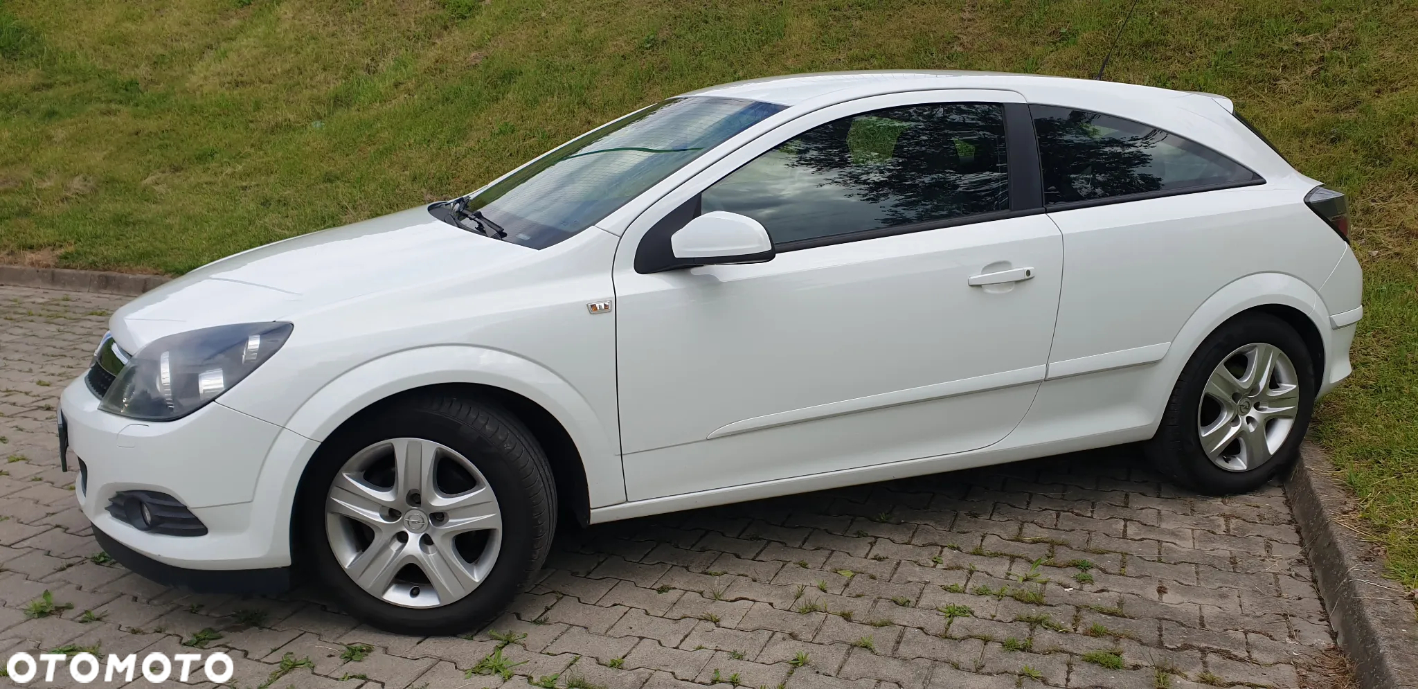 Opel Astra GTC 1.6 Cosmo - 11