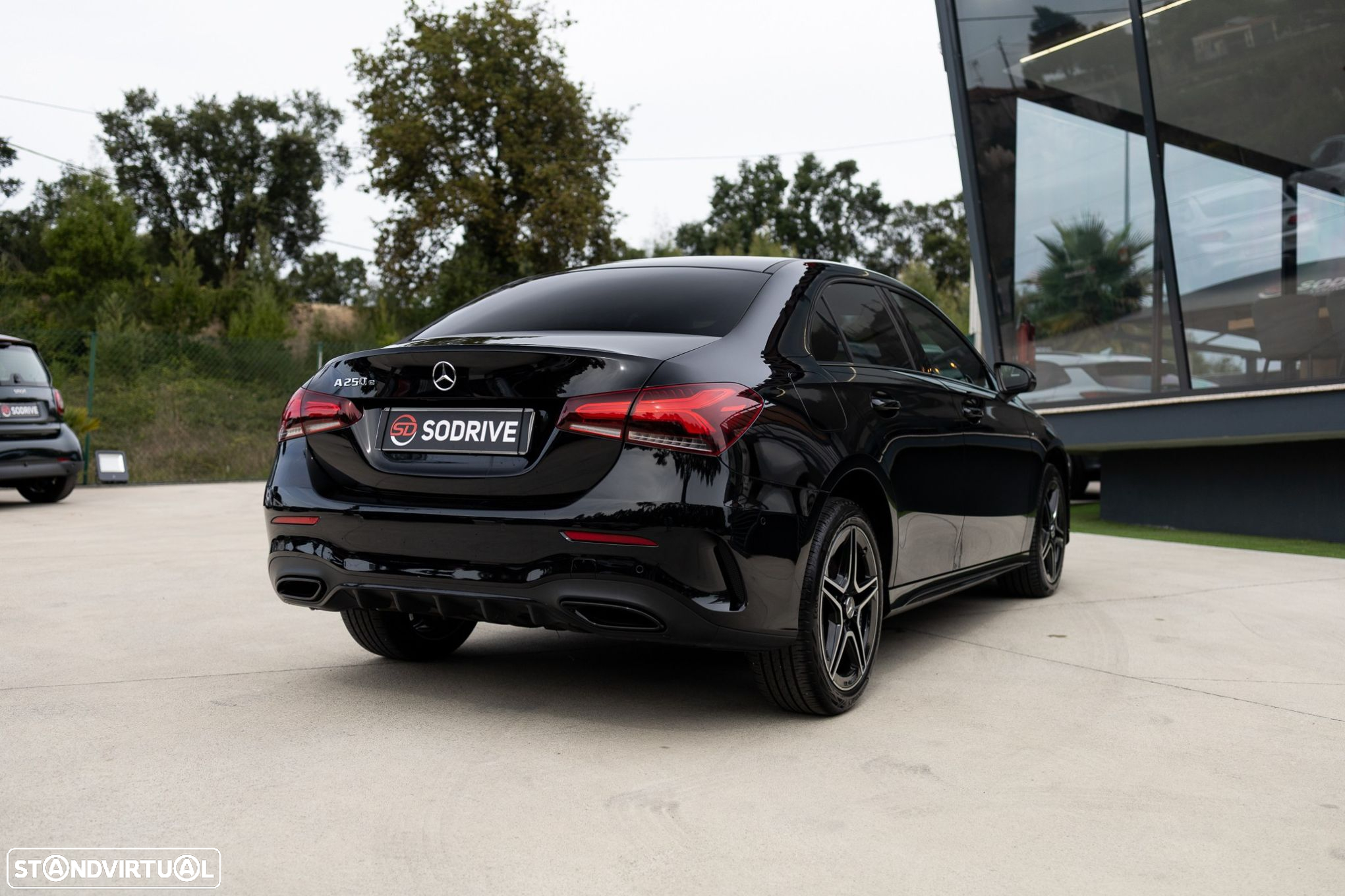 Mercedes-Benz A 250 Limousine e AMG Line - 20