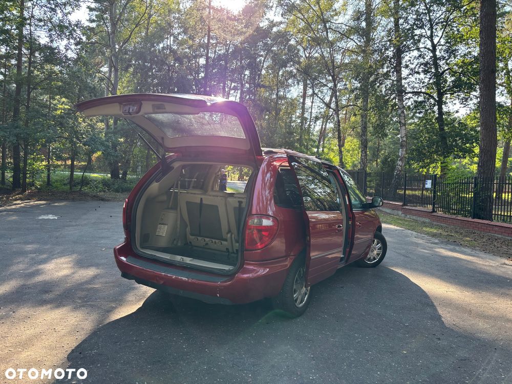 Chrysler Town & Country - 13