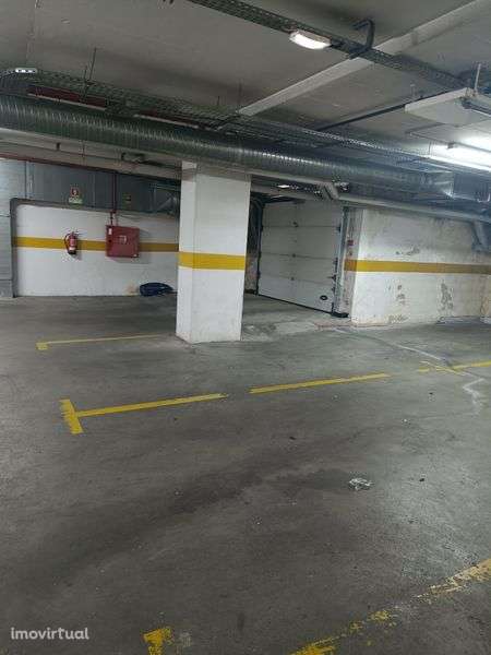 Garagem com estacionamento - Grande imagem: 2/5